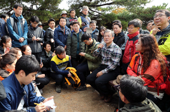 문재인 대통령이 28일 오전 청와대 춘추관 출입기자단과 함께 청와대 뒤 북악산을 산행하던 중 정상에서 잠시 환담하고 있다. 김정효 기자 hyopd@hani.co.kr