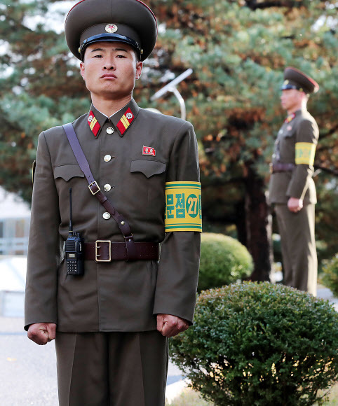 판문점 공동경비구역 비무장화 조처가 25일 완료됐다. 26일 남북 장성급 회담이 열린 판문점에서 북쪽 군인이 비무장 상태에서 ‘판문점 민사경찰 27’이라고 쓴 완장을 차고 경비를 서고 있다. 사진공동취재단