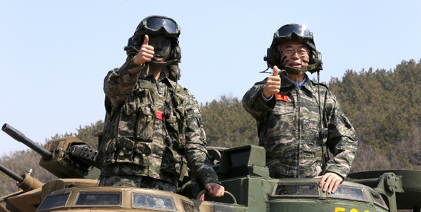 문재인 대통령이 지난 2015년 당 대표 시절 경기도 김포 해병대 2사단 제3165부대를 방문해 장갑차를 타고 엄지손가락을 들어 보이고 있다. 김포/김경호 선임기자 jijae@hani.co.kr