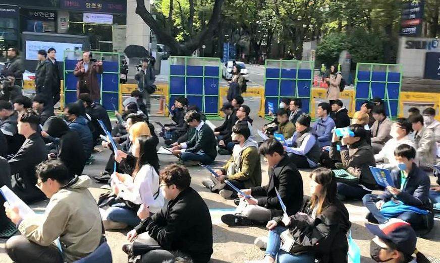 ‘곰탕집 성추행’ 집회 참가자들 “유튜브 보고 나왔다”