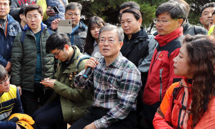 문 대통령 “김 위원장 원하면 한라산 구경시켜 주고 싶다”