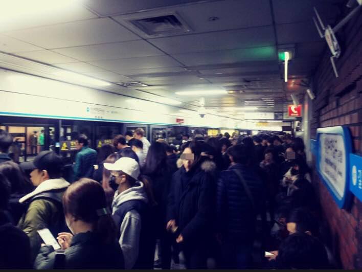 29일 오전 출근길 지하철 4호선 고장으로 성신여대역 승강장에 시민들이 몰려 혼잡한 상황이 벌어졌다. 사진 조일준 기자