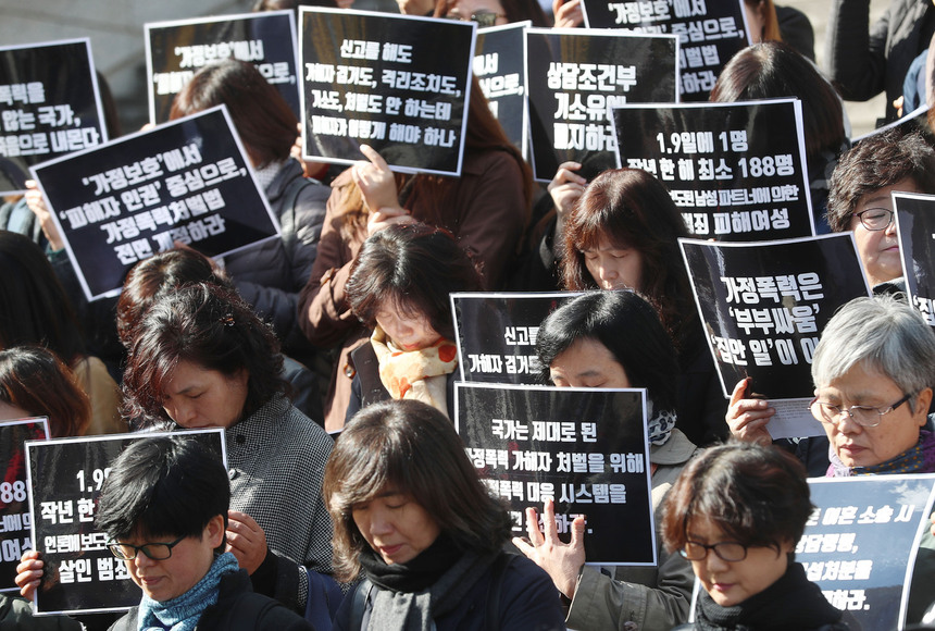 29일 오전 서울 종로구 세종문화회관 계단에서 열린 ‘국가의 가정폭력 대응 강력 규탄 기자회견’ 참석자들이 가정폭력 강력 대응을 촉구하는 손팻말을 들고 있다. 참가자들은 최근 발생한 ‘강서구 전처 살인’ 같은 사건이 가정폭력에 대한 국가의 대응 부실로 발생했다며 재발방지를 위한 강력한 대응 시스템 마련을 촉구했다. 신소영 기자 viator@hani.co.kr