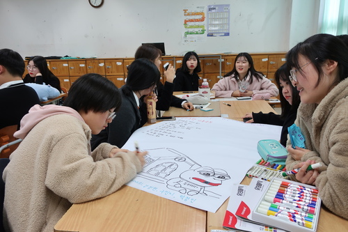 지난 10월 12일 서울 은평구 진관고등학교 학생들이 자신들이 공유주택 입주민이라고 가정하고 공동생활 규칙을 정하고 있다. 김태경 기자