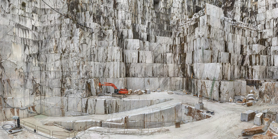 세계적으로 유명한 이탈리아 카라라의 대리석 채석장. Carrara Marble Quarries, Cava di Canalgrande #2, Carrara, Italy, 2016 (Credit: Edward Burtynsky, courtesy Flowers Gallery, London/Metivier Gallery, Toronto)