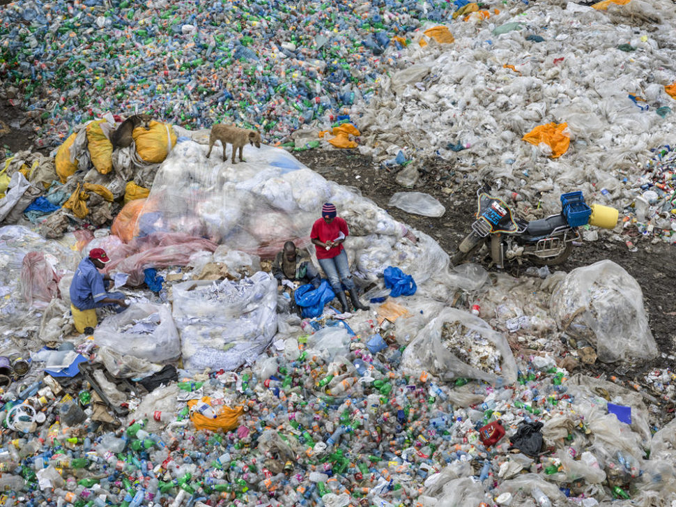 케냐 나이로비의 재활용 플라스틱 수거센터. Dandora Landfill #3, Plastics Recycling, Nairobi, Kenya, 2016: among the world's largest (Credit: Edward Burtynsky, courtesy Flowers Gallery, London/Metivier Gallery, Toronto)