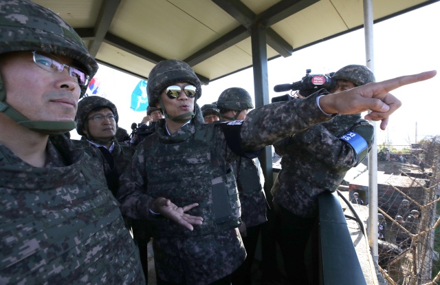 임종석 청와대 비서실장이 지난 17일 강원도 철원 화살머리고지 일대에서 비무장지대 지뢰제거 현장점검을 하고 있다. 청와대사진기자단