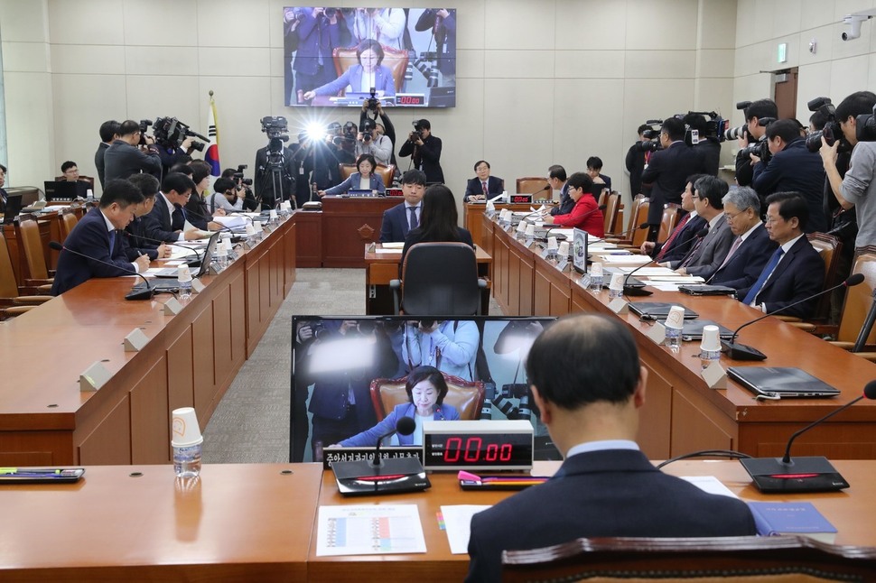 심상정 국회 정개특위 위원장이 30일 국회에서 열린 회의에서 소위 구성을 의결하고 있다.강창광 기자 chang@hani.co.kr