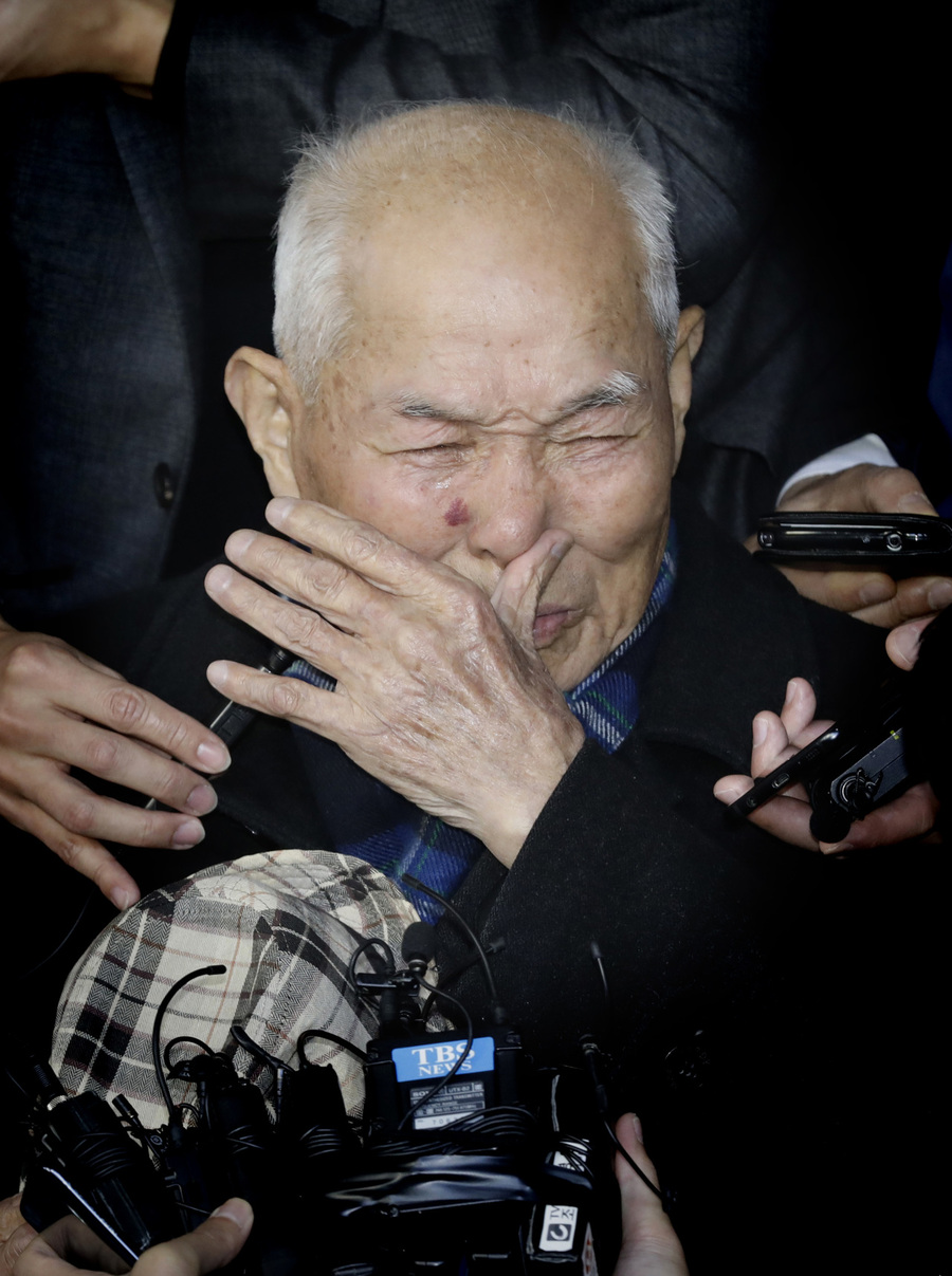 강제징용 피해자 이춘식(94·오른쪽)씨가 30일 오후 대법원 앞에서 기자회견을 열어 소감을 말하던 중 눈물을 흘리고 있다. 대법원 전원합의체(재판장 김명수 대법원장)는 이날 여운택씨 등 강제징용 피해자들이 일본 기업인 ㈜신일철주금(옛 신일본제철)을 상대로 낸 손해배상 청구 소송의 재상고심에서 신일철주금의 재상고를 기각해 여씨 등 원고들에게 1억원씩을 배상하라고 판결한 원심을 확정했다. 이 씨는 원고 중 유일한 생존자다. 김명진 기자 littleprince@hani.co.kr