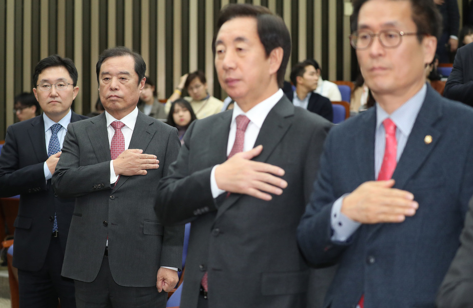 30일 오후 국회에서 열린 자유한국당 의원총회에서 당 지도부가 국기에 경례하고 있다. 왼쪽부터 김용태 사무총장, 김병준 비대위원장, 김성태 원내대표, 함진규 정책위의장. 연합뉴스.