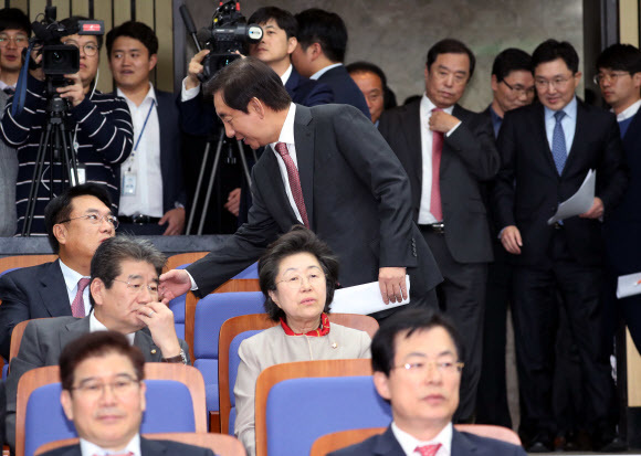 자유한국당 김성태 원내대표가 30일 오후 국회에서 열린 의원총회에서 참석 의원들과 악수하고 있다. 연합뉴스