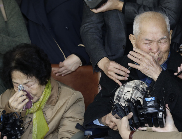 강제징용 피해자 이춘식(94·오른쪽)씨가 소감을 말하면서 눈물을 흘리고 있다