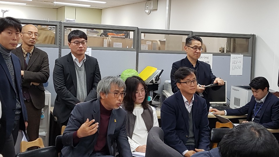 11월1일 발기인 대회를 앞둔 ‘평화·통일비전 사회적 대화를 위한 전국시민회의’의 주요 발기인들이 30일 오전 통일부 기자실을 찾아와 기자들을 상대로 발기 취지를 포함한 앞으로의 계획을 설명하고 있다. 앉은 이 왼쪽부터 이태호 시민사회단체연대회의 운영위원장, 정현숙 흥사단 조직국장, 임헌조 범시민사회단체연합 공동대표 겸 사무총장.   이제훈 선임기자