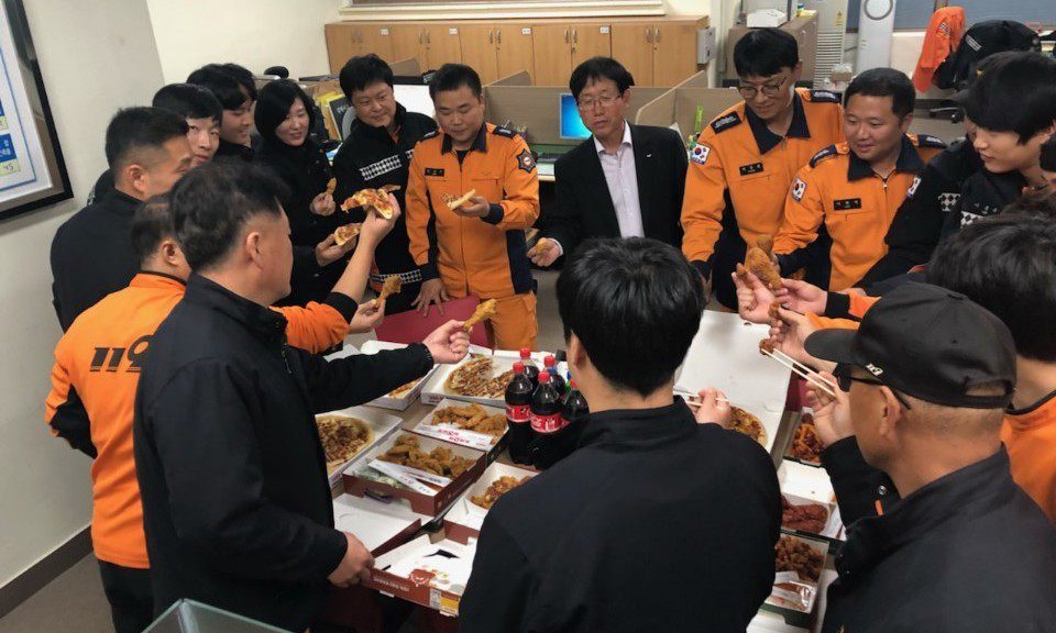 [포토] 단풍비 내린 덕수궁 돌담길  : 전국 : 사회 : 뉴스 : 한겨레 [포토] 단풍비 내린 덕수궁 돌담길 