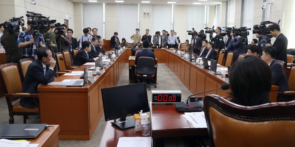 국회 정치개혁특위 첫 전체회의가 지난 24일 국회에서 심상정 위원장 주재로 열리고 있다. 김경호 선임기자 jijae@hani.co.kr