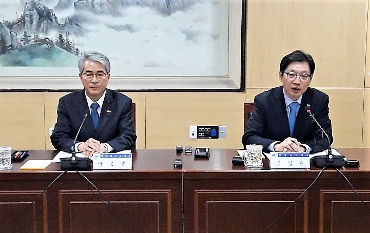 31일 교육행정협의회 직후 박종훈 경남도교육감(왼쪽)과 김경수 경남지사가 기자회견을 열어 이날 맺은 협약의 의미를 설명하고 있다.
