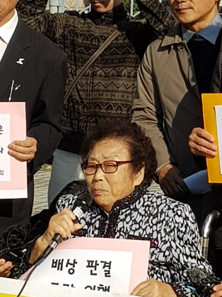 2102년 10월 미쓰비시중공업을 상대로 첫 손해배상 제기한 근로정신대 피해자 양금덕(89) 할머니가 31일 기자회견을 하고 있다. 시민모임 제공