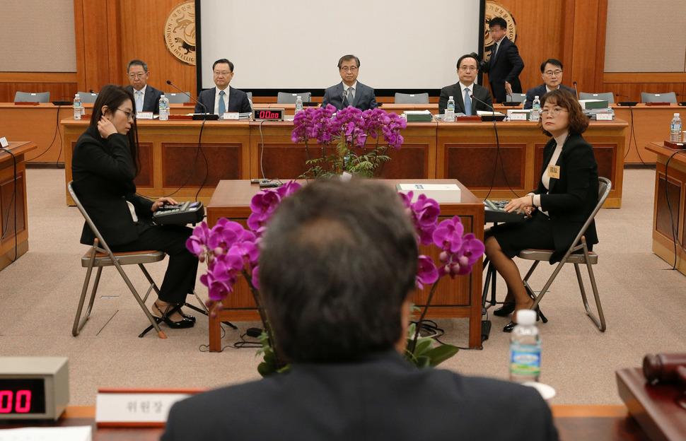 31일 오전 서울 서초구 내곡동 국가정보원에서 열린 국회 정보위원회의 국정원에 대한 국정감사에서 서훈 국가정보원장과 차장들이 시작을 기다리고 있다. (왼쪽부터) 이석수 기획조정실장, 서동구 1차장, 서훈 국가정보원장, 김상균 2차장, 김준환 3차장. 국회사진취재단