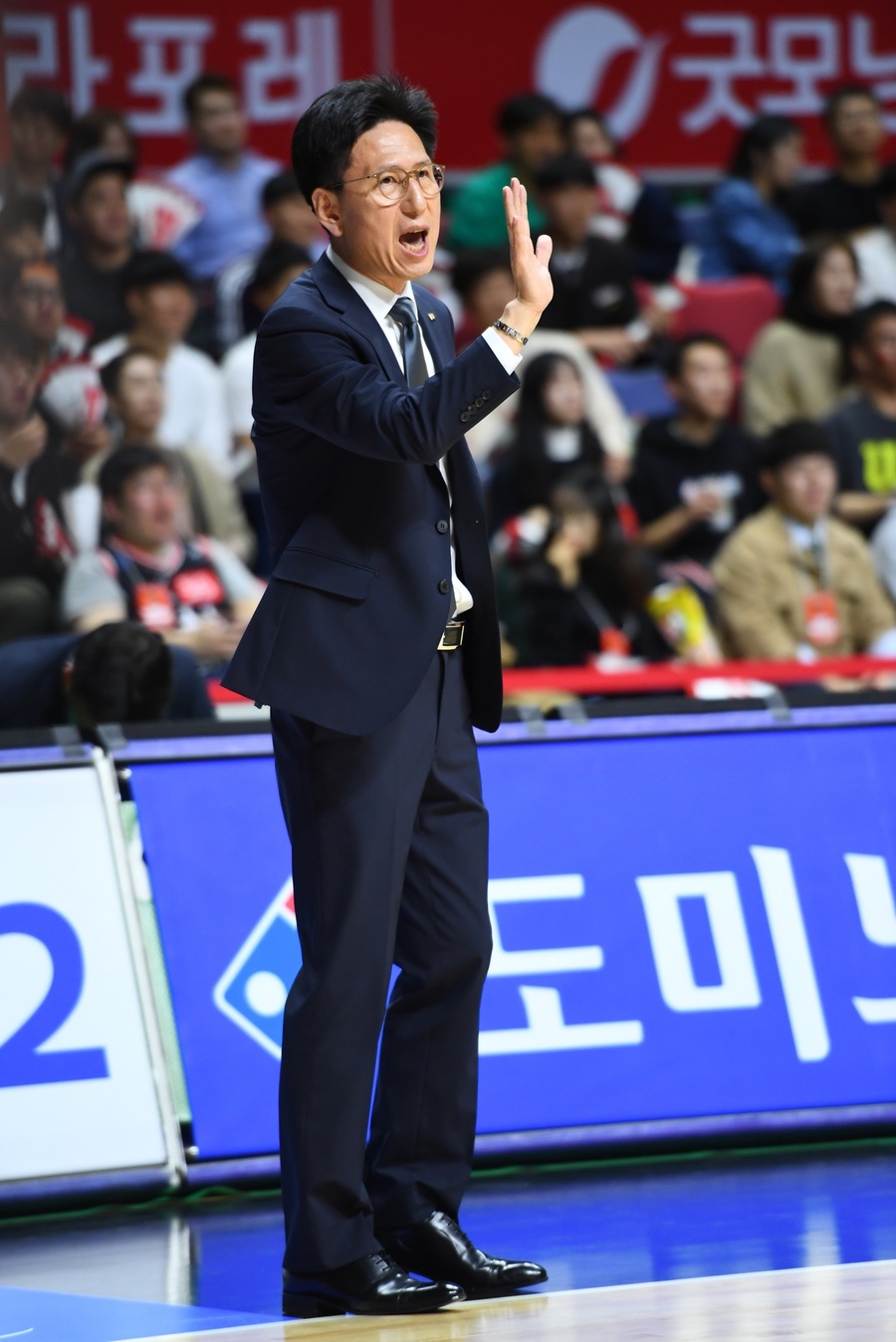 서동철 부산 케이티 감독이 31일 부산 사직체육관에서 열린 프로농구 고양 오리온과의 경기에서 선수들에게 지시하고 있다. KBL 제공