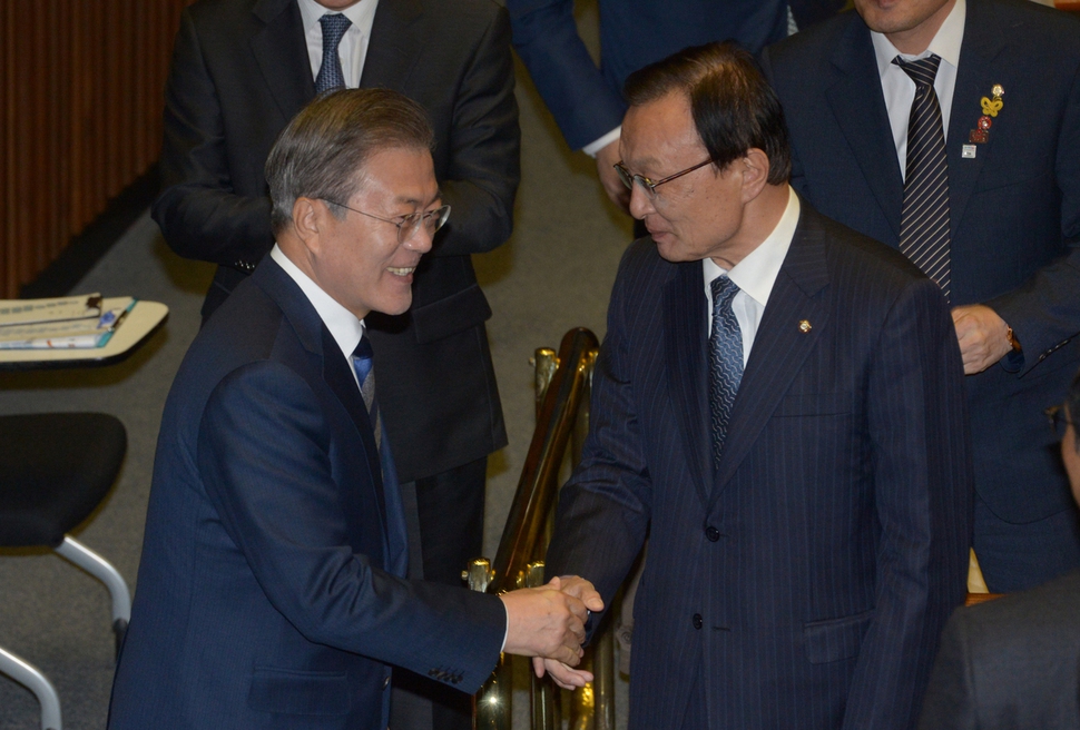 1일 오전 국회에서 열린 본회의에서 문재인 대통령이 2019년 예산안에 대한 시정연설에 앞서 이해찬 더불어민주당 대표와 인사하고 있다. 공동취재사진