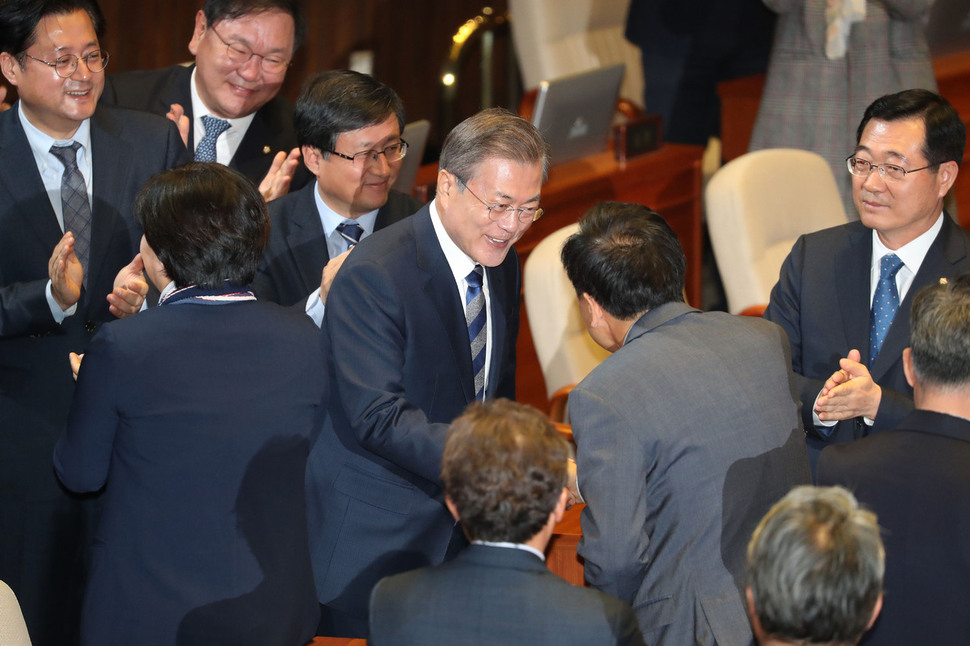 문재인 대통령이 1일 오전 국회 본회의장에서 내년도 예산안에 대한 시정연설을 하기위해 본회의장으로 들어서며 의원들과 악수하고 있다. 공동취재사진