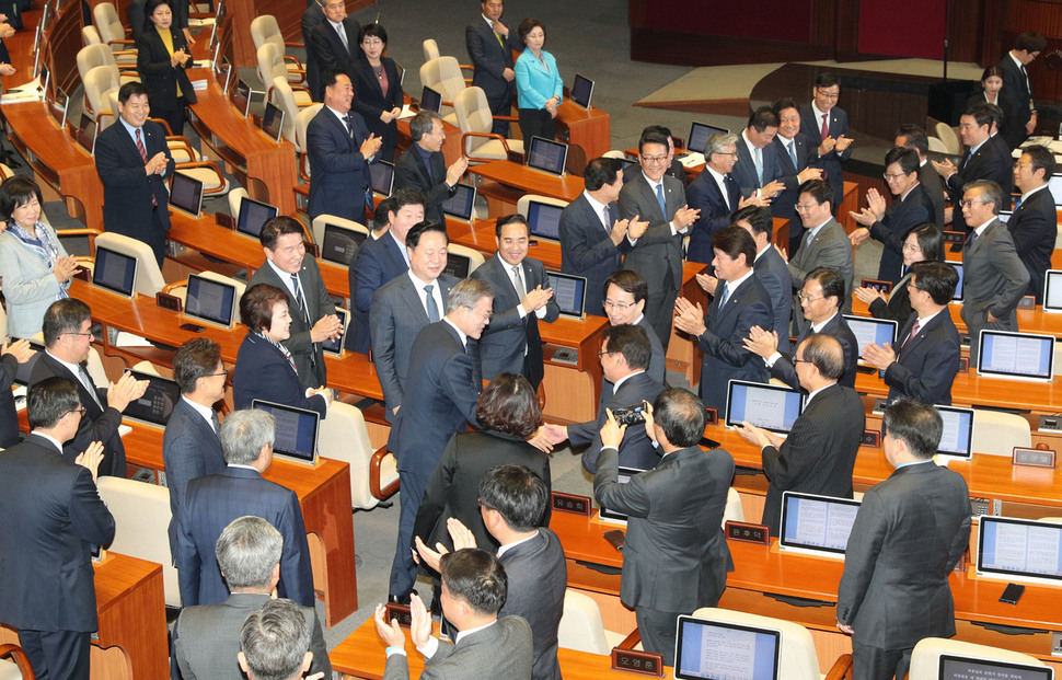 문재인 대통령이 1일 오전 국회 본회의장에서 내년도 예산안에 대한 시정연설을 하기위해 본회의장으로 들어서며 의원들과 악수하고 있다. 공동취재사진