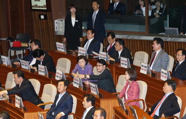 문재인 대통령의 첫 국회 시정연설이 열린 지난해 6월12일, 자유한국당 의원들이 항의 손팻말을 노트북에 붙이고 있다. 한겨레 자료사진