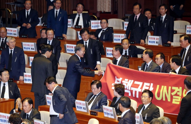 문재인 대통령이 지난해 11월1일 국회 본회의장에서 내년도 예산안 국회 본회의 상정에 따른 시정연설을 마친 후 펼침막을 들고 있던 자유한국당 의원석을 찾아가 인사하고 있다. 한겨레 자료사진