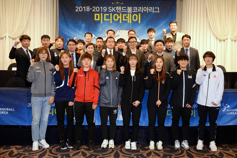 국내 남녀 실업핸드볼팀 감독과 선수들이 지난달 29일 서울 강남 리베라호텔에서 열린 2018~2019 핸드볼 코리아리그 미디어데이에서 선전을 다짐하고 있다. 대한핸드볼협회 제공