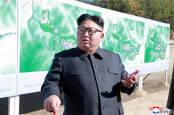 김정은 북한 국무위원장이 평안남도 양덕군 온천관광지구 건설현장을 현지지도했다고 1일 조선중앙통신이 보도했다. 조선중앙통신은 해당 사진을 보도하며 구체적인 날짜는 명시하지 않았다. 2018.11.1 평양 조선중앙통신/연합뉴스 김정은 북한 국무위원장이 평안남도 양덕군 온천관광지구 건설현장을 현지지도했다고 1일 조선중앙통신이 보도했다. 조선중앙통신은 해당 사진을 보도하며 구체적인 날짜는 명시하지 않았다. 2018.11.1 평양 조선중앙통신/연합뉴스