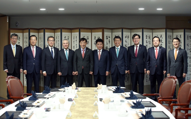 이주열 한국은행 총재(왼쪽 다섯째)와 은행장들이 2일 오전 서울 중구 한국은행 본부에서 열린 금융협의회에 앞서 기념사진을 찍고 있다. 왼쪽부터 허인 KB국민은행장, 김도진 기업은행장, 박진회 한국씨티은행장, 박종복 SC제일은행장, 이주열 한국은행 총재, 함영주 KEB하나은행장, 은성수 수출입은행장, 이대훈 NH농협은행장, 손태승 우리은행장, 위성호 신한은행장. 사진 한국은행 제공