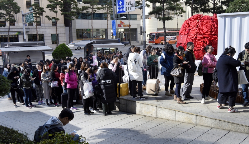 지난 31일 이른 오전 서울 중구 소공동 롯데 면세점 앞에 중국 보따리상(다이궁)으로 추정되는 사람들이 면세점 개장을 기다리며 길게 줄을 서있다. 강재훈 선임기자 khan@hani.co.kr