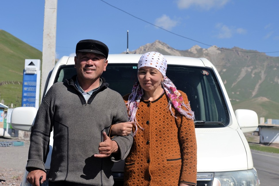 키르기스 여인인 즐드스(오른쪽)와 남편 오슈르가 지난 6월 자신들의 차 앞에서 포즈를 취하고 있다. 두 사람의 아들 바이 테미르는 내년에 장가든다. 공원국 제공