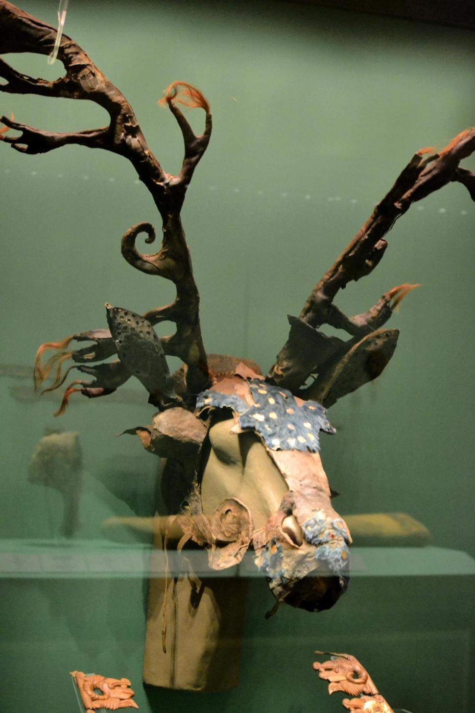 중앙아시아의 초원지대에 살았던 유목민들이 기원전 5세기에 사용했던 사슴 모양의 말 가면. 알타이 산맥 근처의 파지리크에서 출토됐다. 러시아 에르미타주 미술관 소장. 공원국 제공