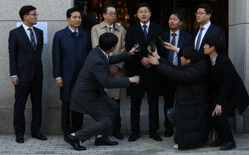 현역병 입영을 거부해 병역법 위반 등으로 기소된 '여호와의 증인' 신도 오승헌(오른쪽 셋째)씨와 변호인 등이 1일 오전 서울 서초동 대법원에서 열린 상고심 뒤 소감을 이야기하고 있다. 이날 대법원은 '집총거부'라는 종교적 신념에 따라 입영을 거부하는 것은 '정당한 병역 거부 사유'라며 징역 1년6월을 선고한 원심 판결을 깨고 사건을 무죄 취지로 창원지법으로 돌려보냈다.김정효 기자 hyopd@hani.co.kr