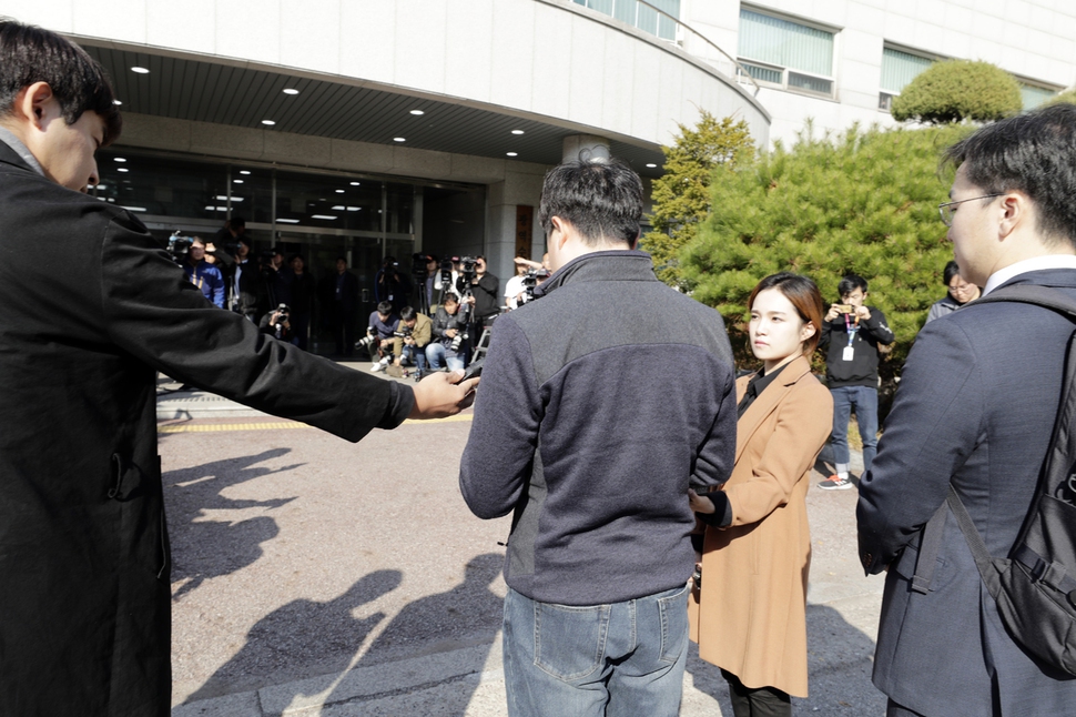 양진호 사건 피해자 강아무개씨가 3일 오후 경기 경기 수원시 장안구 연무동 경기남부지방경찰청에 참고인 신분으로 조사 받기 위해 들어가면서 양진호씨가 법의 심판을 바란다는 입장을 밝히고 있다. 수원/김명진 기자 littleprince@hani.co.kr