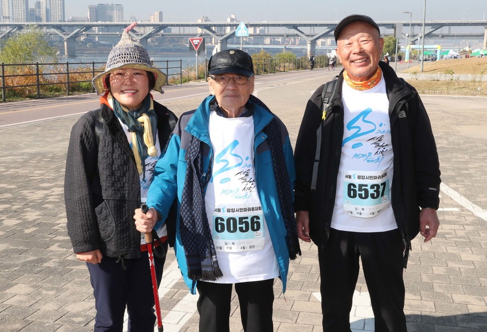 4일 오전 서울 광진구 뚝섬한강공원에서 열린 '서울평양시민마라톤대회'에서 최고령 참가자 최사묵(85, 가운데) 할아버지가 출발하고 있다. 박종식 기자 anaki@hani.co.kr