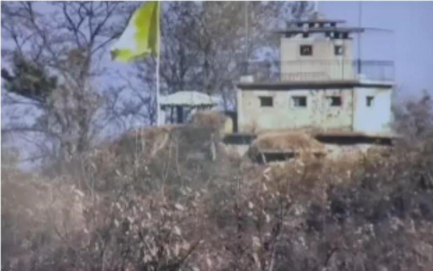 국방부는 남북군사당국이 ‘9·19 남북군사합의서'와 ‘제10차 남북장성급 군사회담 합의사항' 이행 차원에서 비무장지대(DMZ) 내 남북 GP에 대한 명확한 식별과 검증을 위해 황색 수기를 게양했다고 4일 밝혔다. 사진은 황색수기가 게양된 북쪽 철수 대상 GP. 국방부 제공