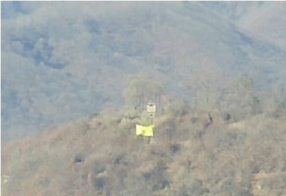 국방부는 남북군사당국이 ‘9·19 남북군사합의서'와 ‘제10차 남북장성급 군사회담 합의사항' 이행 차원에서 비무장지대(DMZ) 내 남북 GP에 대한 명확한 식별과 검증을 위해 황색 수기를 게양했다고 4일 밝혔다. 사진은 황색수기가 게양된 북쪽 철수 대상 GP. 국방부 제공