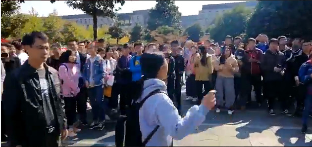 난징대 ‘마르크스주의 열독 연구회’ 소속 학생이 1일 학생들 앞에서 서기 면담 등을 요구하는 연설을 하고 있다. 트위터 갈무리