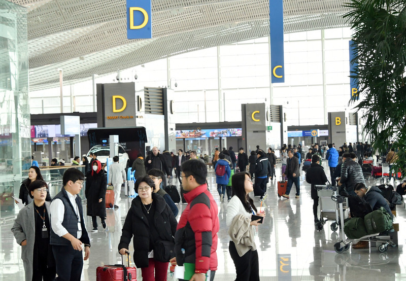 해외여행객들로 붐비는 인천국제공항 제2여객터미널. 사진 공동취재단