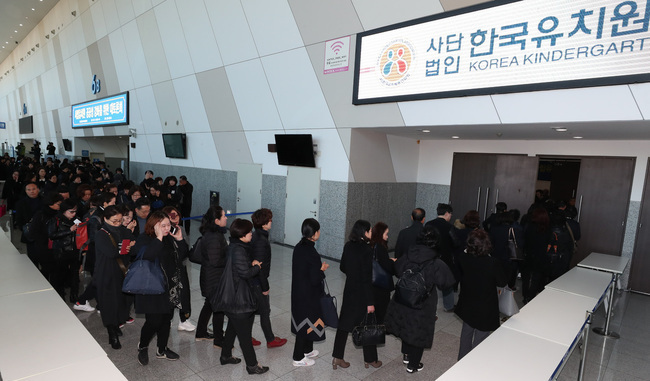 한국유치원총연합회가 지난달 30일 오전 경기 고양 일산서구 킨텍스에서 연 ‘사립유치원 공공성 강화를 위한 대토론회’에 검은 옷을 입고 참석한 전국 사립유치원 관계자들이 줄지어 입장하고 있다. 한유총은 이날 집단 휴원 등 단체 행동은 논의하지 않았다고 알려졌다. 정부는 집단 휴원 등 단체 행동을 하면 공정위를 통한 불법성 조사를 하고 세무조사를 하겠다고 밝힌 바 있다. 고양/김정효 기자 hyopd@hani.co.kr