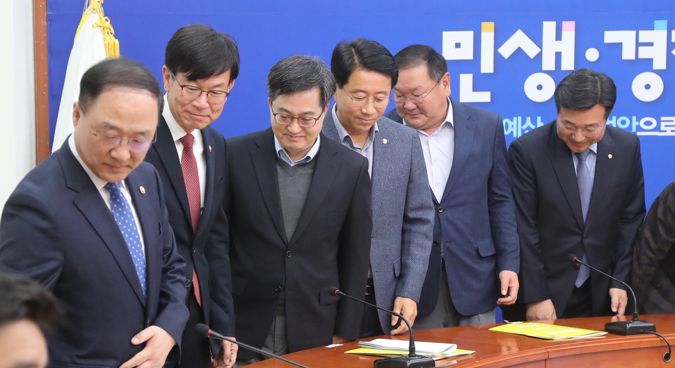 4일 오전 국회에서 열린 고위 당정청 협의회에서 홍남기 국무조정실장(왼쪽부터), 김상조 공정거래위원장, 김동연 경제부총리, 조정식 국회 예산결산특별위원회 더불어민주당 간사, 김태년 민주당 정책위의장, 윤호중 민주당 사무총장이 자리에 앉고 있다.김경호 선임기자 jijae@hani.co.kr