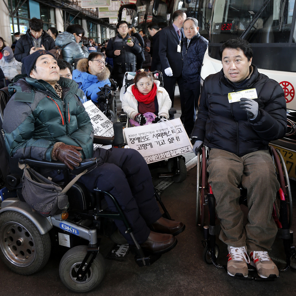 전국장애인차별철폐연대 회원들이 장애인 등 교통약자의 시외이동권을 요구하며 시위를 하고 있는 모습. 김명진 기자 littleprince@hani.co.kr
