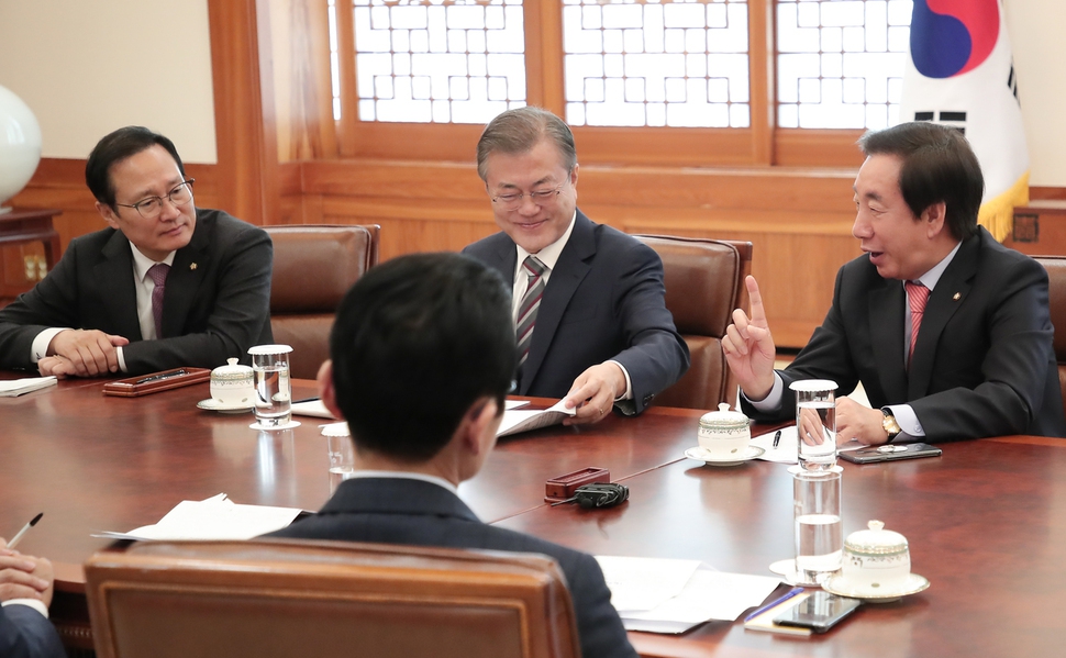 5일 오전 청와대 본관에서 열린 ‘여야정 국정상설협의체' 첫 회의에서 김성태 자유한국당 원내대표(맨오른쪽)가 모두 발언을 하고 있다. 청와대사진기자단