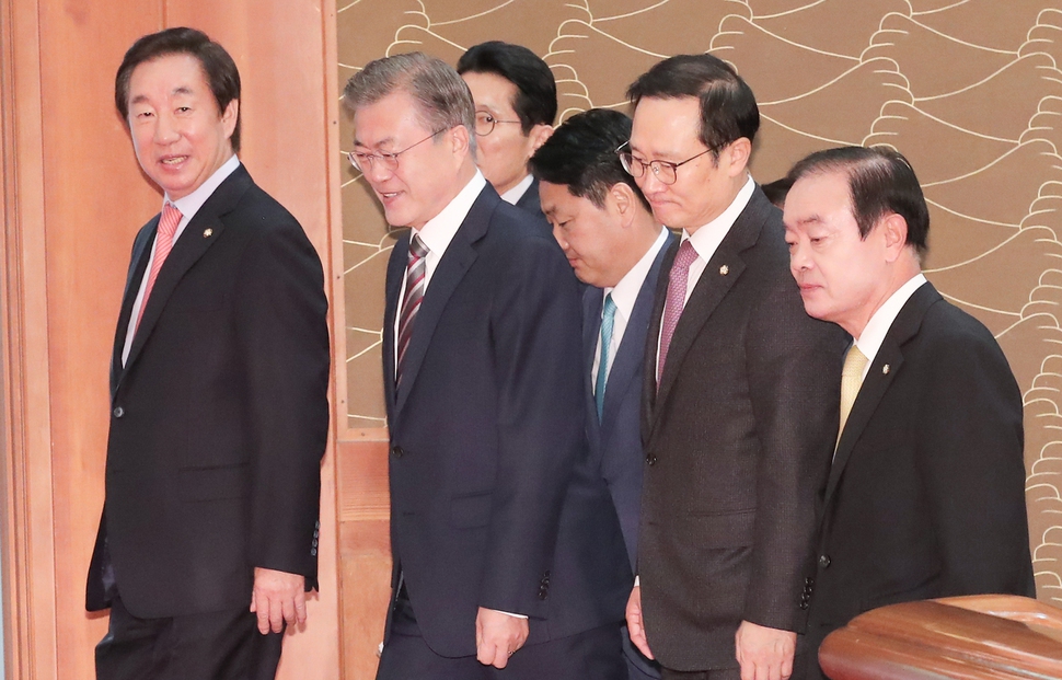 5일 오전 청와대 본관에서 열린 여야정 협의체회의에서 문재인 대통령과 홍영표민주당 원내대표, 김성태 자유한국당 원내대표등 여야원내대표들이 회의장으로 입장하고 있다.  청와대사진기자단