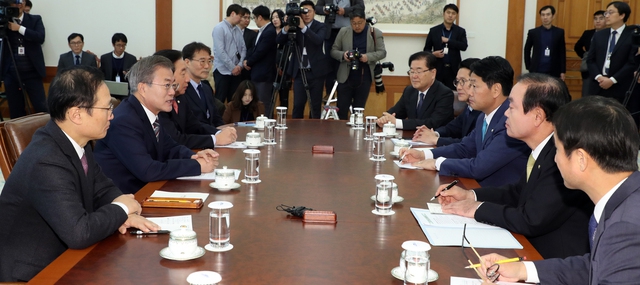 문재인 대통령이 5일 청와대에서 열린 여여 5당 원내대표와 ‘여야정 국정상설협의체’ 첫 회의에서 발언을 하고 있다. /청와대사진기자단