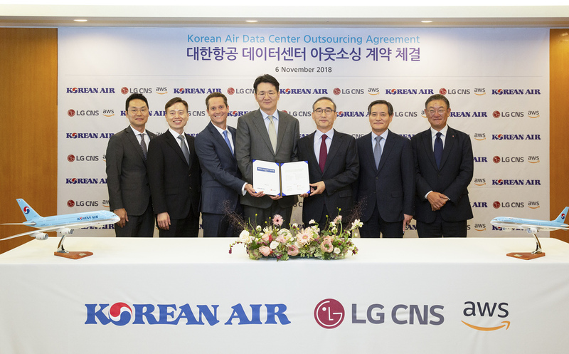 대한항공과 엘지 씨엔에스(CNS), 아마존웹서비스는 6일 업무협약을 체결하고 대한항공의 아이티(IT) 시스템을 클라우드로 전환하기로 했다. 왼쪽부터 장성현 대한항공 전무, 장정욱 아마존웹서비스(AWS) 코리아 대표이사, 에드 렌타 AWS 아시아태평양지역 총괄 디렉터, 조원태 대한항공 사장, 김영섭 엘지 씨엔에스 사장, 원덕주 엘지 씨엔에스 전무, 현신균 엘지 씨엔에스 전무). 대한항공 제공