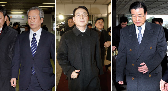 ‘신한 사태’로 재판에 넘겨진 신상훈 전 신한지주 사장(왼쪽)과 이백순 전 신한은행장(가운데)의 모습. 라응찬 전 신한지주 회장(오른쪽)은 기소되지 않아 법정에는 서지 않았다. 한겨레 자료사진