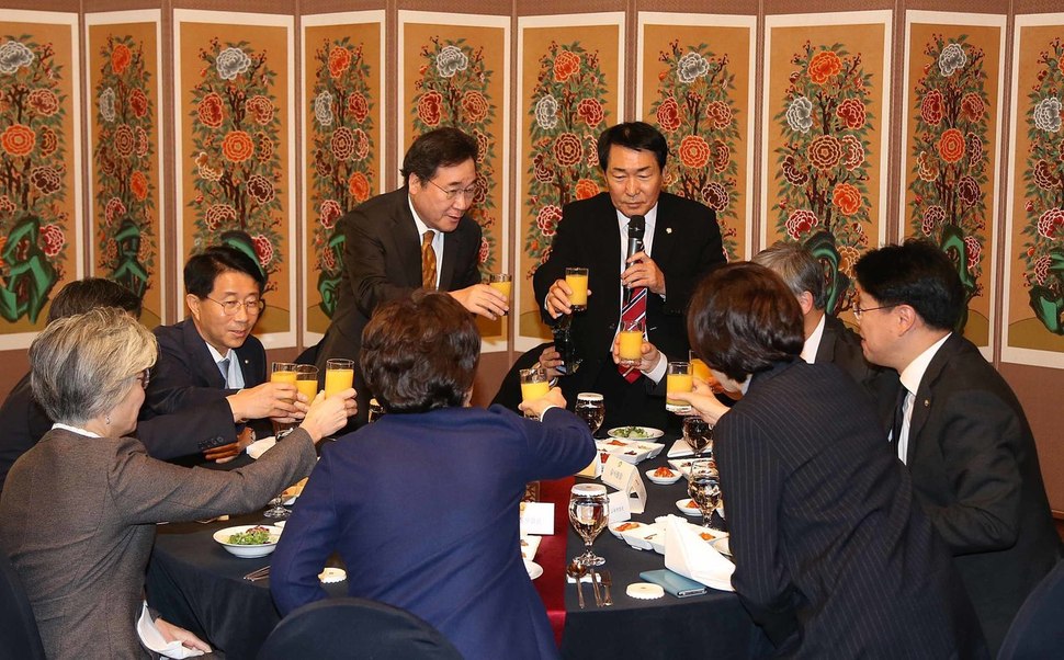 6일 오후 국회 사랑재에서안상수 국회 예산결산특별위원회 위원장 주최로 열린 오찬 간담회가 열렸다. 안위원장이 건배사 제의하고 있다. 이낙연 총리와 최재형 감사원장, 유은혜 교육부장관, 김동연 기재부장관, 강경화 외교부장관, 김현미 국토부장관과 조성식 장제원 간사가 테이블에 합석했다. 공동취재사진